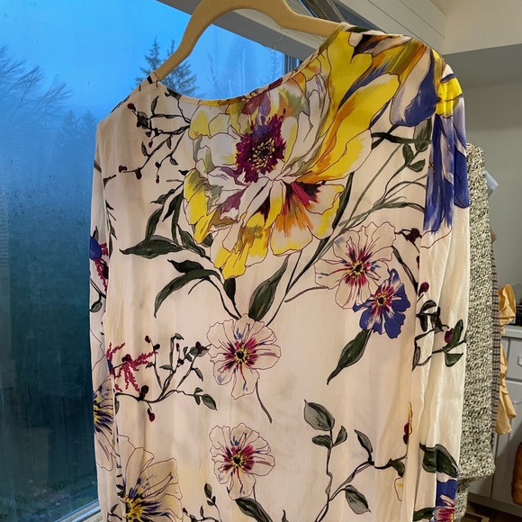 Banana Republic pretty blouse with open sleeves to elbow. Floral. Size medium - Picture 3 of 5